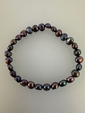 Iridescent Black Peacock Freshwater Pearl Stretch Bracelet